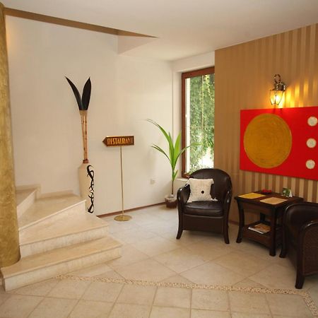 Familly Art Hotel Nirvana Shumen Exteriör bild