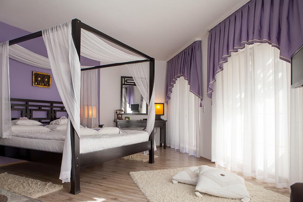 Familly Art Hotel Nirvana Shumen Rum bild