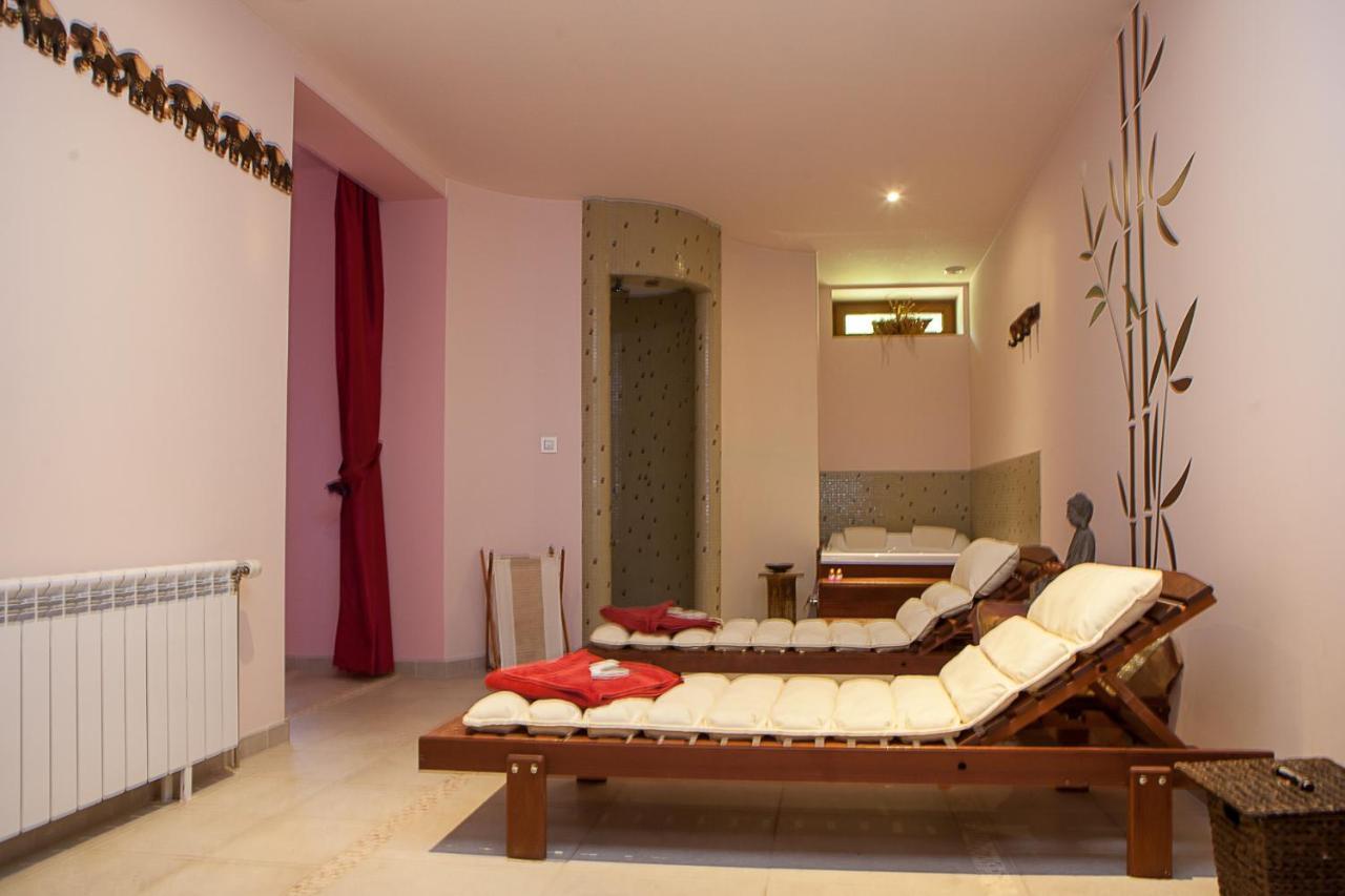 Familly Art Hotel Nirvana Shumen Exteriör bild